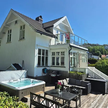 Solheimhuset - Naer Tjome Og Verdensende